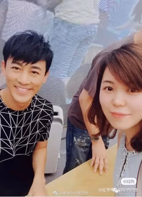網民上載合照「黑」化林峯!咬住唔放話佢下巴超級無敵尖
