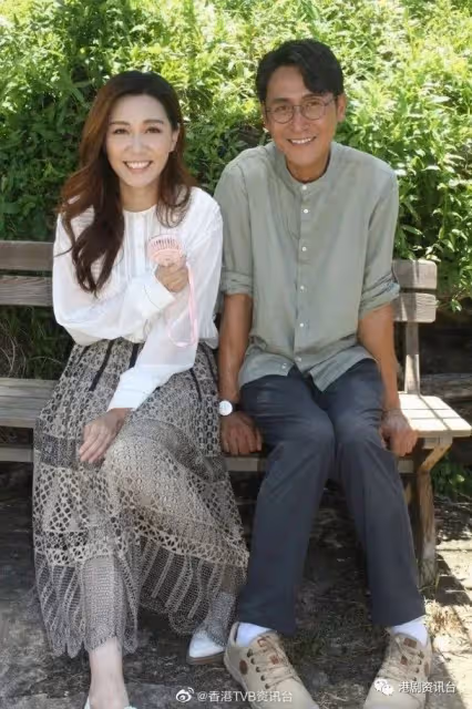 網民上載合照「黑」化林峯!咬住唔放話佢下巴超級無敵尖