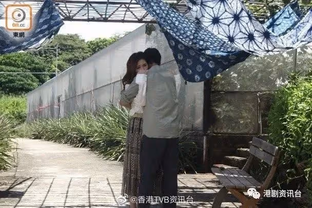 網民上載合照「黑」化林峯!咬住唔放話佢下巴超級無敵尖