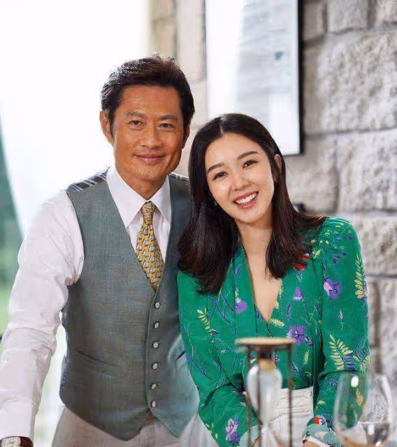香港初代真功夫大佬近況曝光,曾與李小龍齊名,四婚娶小30歲嬌妻