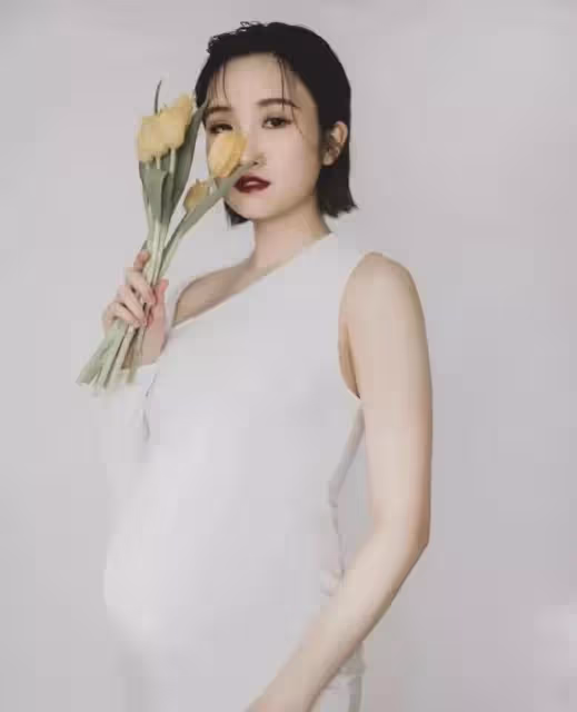 少女味十足！落選港姐曬芭蕾舞衣孕照，去年底戴浮誇金器嫁太子爺