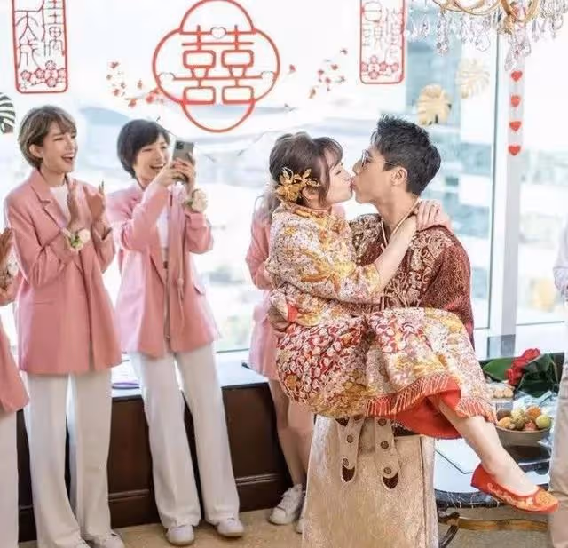 少女味十足！落選港姐曬芭蕾舞衣孕照，去年底戴浮誇金器嫁太子爺