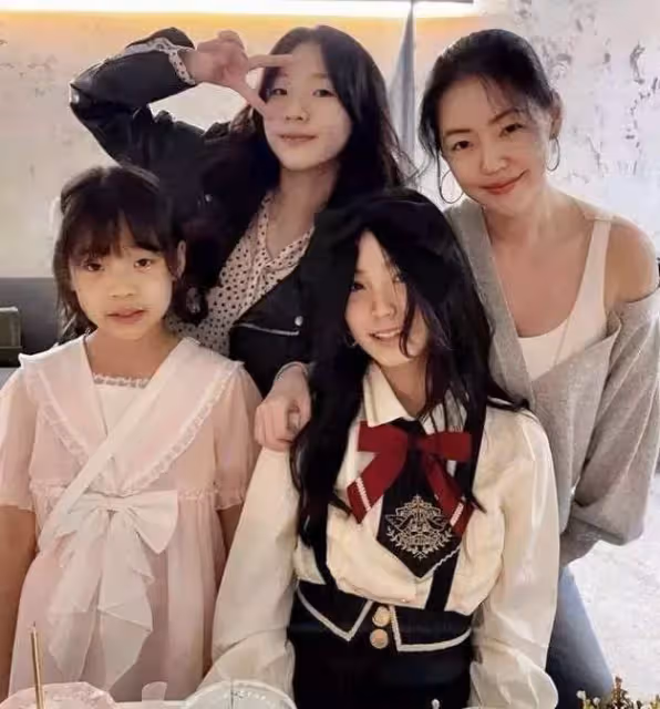 小S二女兒打球,小蠻腰緊身褲顯好身材,親媽急眼:不要給別人看