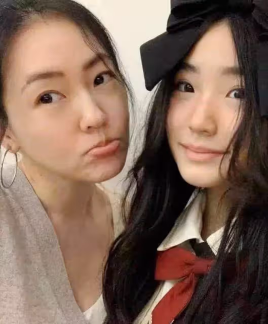 小S二女兒打球,小蠻腰緊身褲顯好身材,親媽急眼:不要給別人看