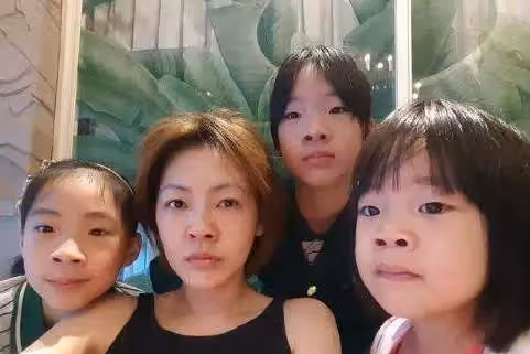 小S二女兒打球,小蠻腰緊身褲顯好身材,親媽急眼:不要給別人看