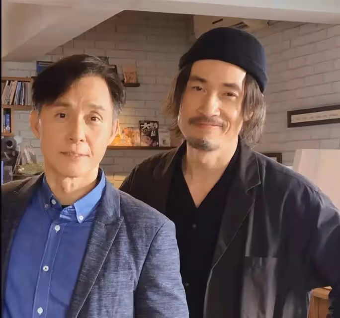 陳豪復工與老戲骨張國強拍外景 兩位型男開心合影依舊保養很好