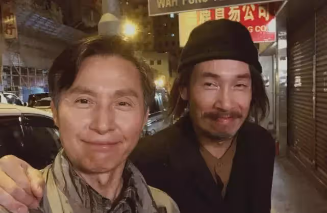 陳豪復工與老戲骨張國強拍外景 兩位型男開心合影依舊保養很好