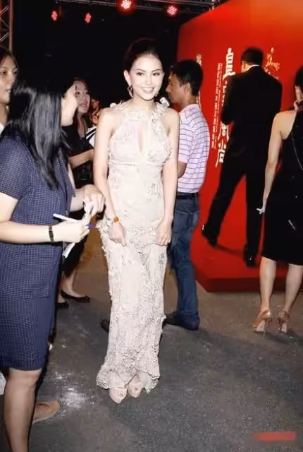 昆凌太敢穿了！裙子完全包不住，網友：傑倫有眼福，好羨慕！