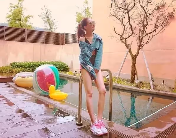 昆凌太敢穿了!裙子完全包不住,網友:傑倫有眼福,好羨慕!