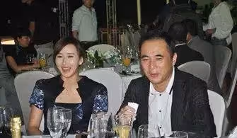 願作鴛鴦不羨仙!丈夫為了「不分房睡」主動切除扁桃體,身家50億卻「獨寵愛妻」13年:她何德何能?