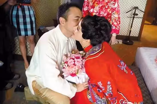 願作鴛鴦不羨仙!丈夫為了「不分房睡」主動切除扁桃體,身家50億卻「獨寵愛妻」13年:她何德何能?