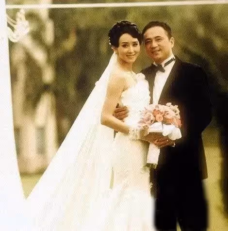 願作鴛鴦不羨仙!丈夫為了「不分房睡」主動切除扁桃體,身家50億卻「獨寵愛妻」13年:她何德何能?