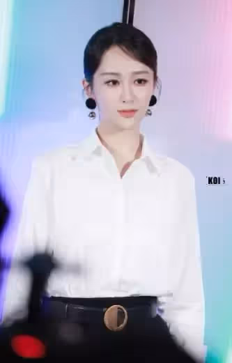 路人鏡頭下的楊紫長啥樣?去掉10級美顏濾鏡後,終於相信李現審美