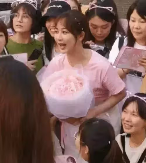 路人鏡頭下的楊紫長啥樣?去掉10級美顏濾鏡後,終於相信李現審美