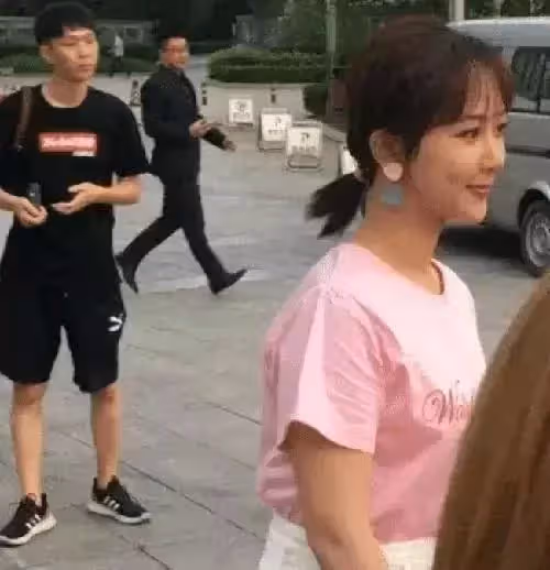 路人鏡頭下的楊紫長啥樣?去掉10級美顏濾鏡後,終於相信李現審美