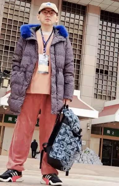 10歲父母離異，黃子佼淚憶「17歲選擇離家」窮到連零錢都計較，曾想放棄「被小燕姐救出來」：盡全力彌補
