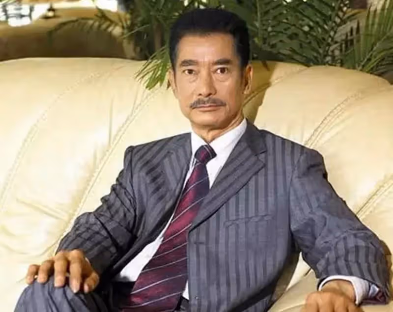 74歲老戲骨「霍元甲」高雄內地復出！頭髮全白 身體仍硬朗，半隱半退長居加拿大，出道46年，娶武術妻子0緋聞