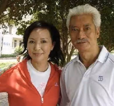 74歲老戲骨「霍元甲」高雄內地復出！頭髮全白 身體仍硬朗，半隱半退長居加拿大，出道46年，娶武術妻子0緋聞
