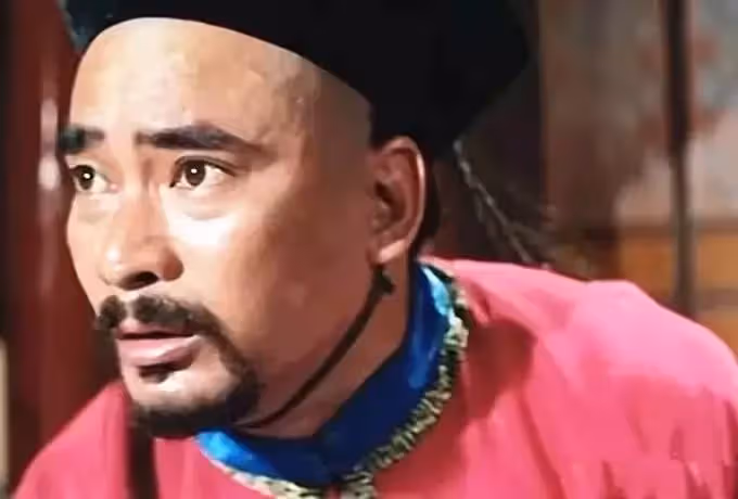 74歲老戲骨「霍元甲」高雄內地復出！頭髮全白 身體仍硬朗，半隱半退長居加拿大，出道46年，娶武術妻子0緋聞