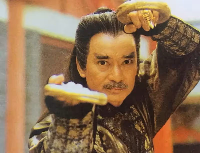 74歲老戲骨「霍元甲」高雄內地復出！頭髮全白 身體仍硬朗，半隱半退長居加拿大，出道46年，娶武術妻子0緋聞