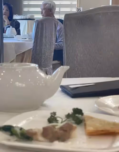 74歲高雄被偶遇，曾出演霍元甲而走紅，滿頭銀發但依然精神矍鑠！