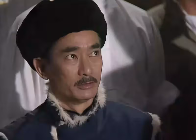 74歲高雄被偶遇，曾出演霍元甲而走紅，滿頭銀發但依然精神矍鑠！