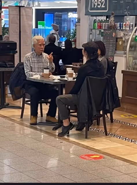 74歲高雄被偶遇，曾出演霍元甲而走紅，滿頭銀發但依然精神矍鑠！