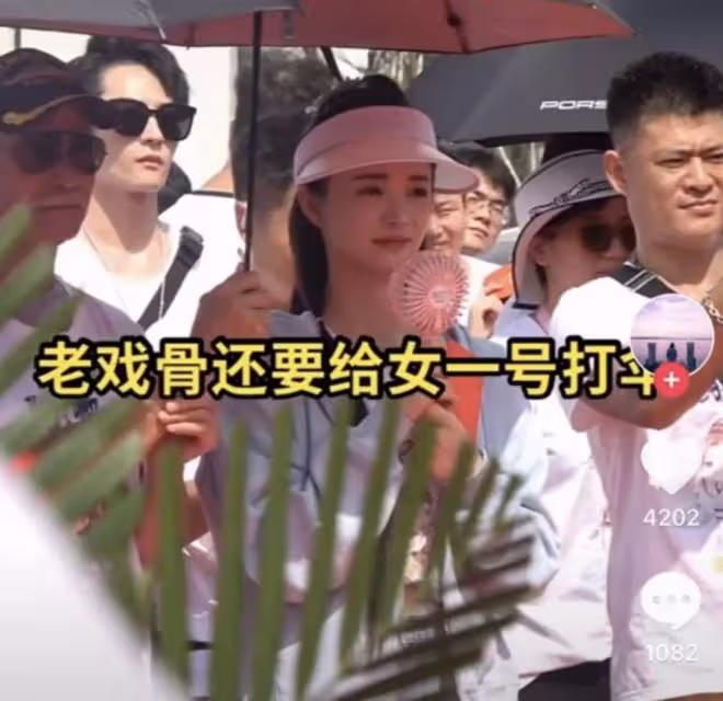 74歲高雄被偶遇，曾出演霍元甲而走紅，滿頭銀發但依然精神矍鑠！
