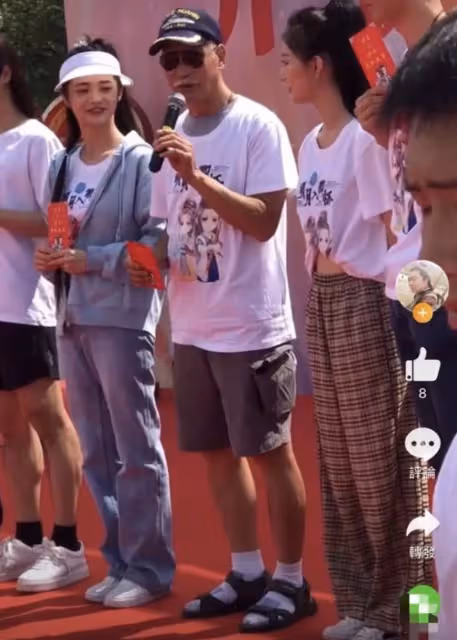 74歲高雄被偶遇，曾出演霍元甲而走紅，滿頭銀發但依然精神矍鑠！
