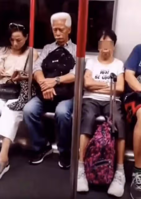 74歲高雄被偶遇，曾出演霍元甲而走紅，滿頭銀發但依然精神矍鑠！