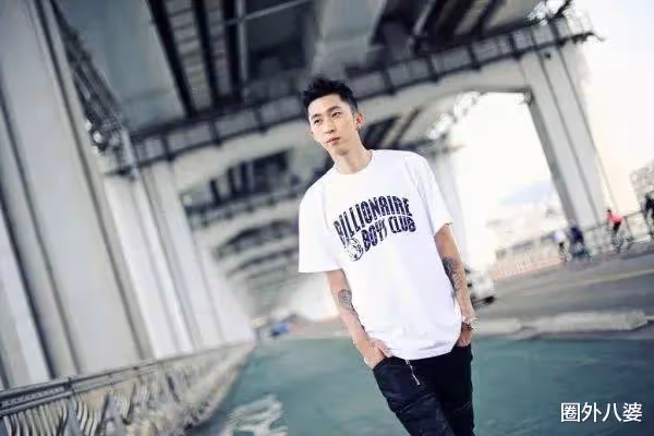 好甜!韓國知名說唱歌手結婚啦!逃離狗公司之後的他生活越來越好了!