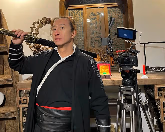 梁焯滿移居內地經營餐廳，開豪車出門顯闊氣，已再婚妻子美麗動人