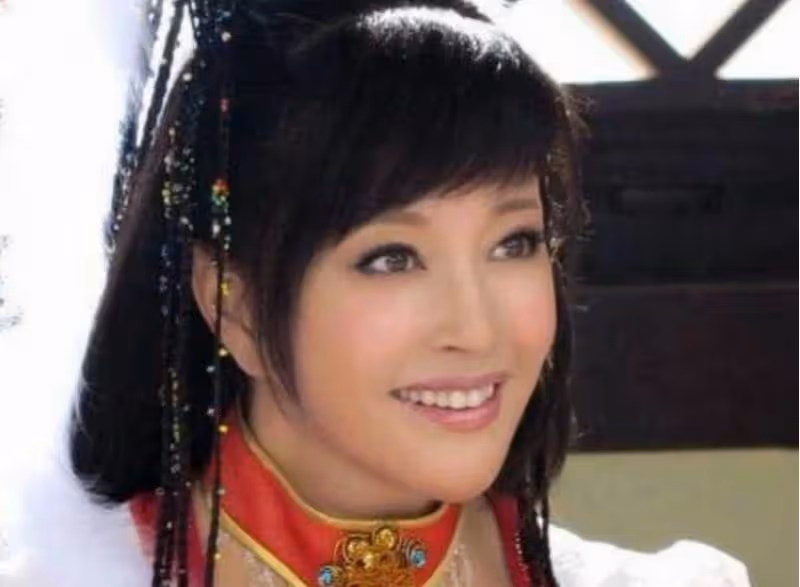 當63歲胡慧中撞上65歲劉曉慶，自然老去和保養過度的差別一目了然，網：好真實！