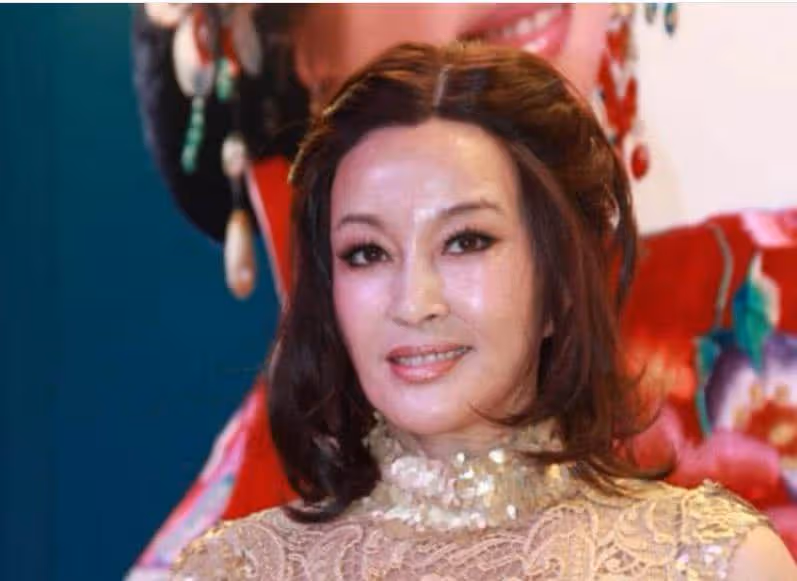 當63歲胡慧中撞上65歲劉曉慶，自然老去和保養過度的差別一目了然，網：好真實！