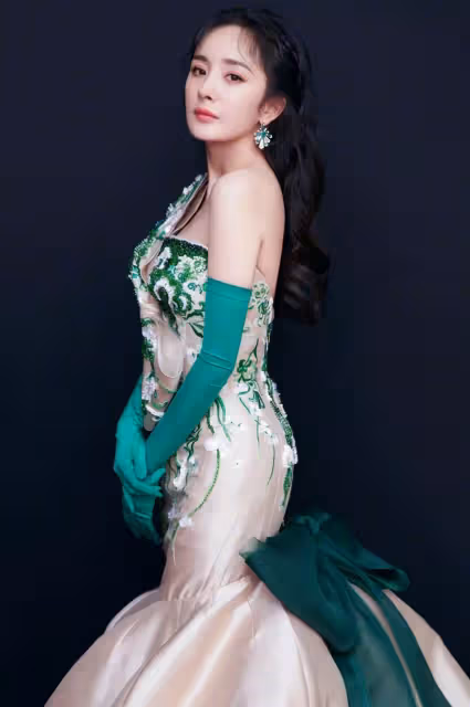 群星演繹人魚仙女裙，楊冪倪妮高級，迪麗熱巴甜美，卻不及她驚豔