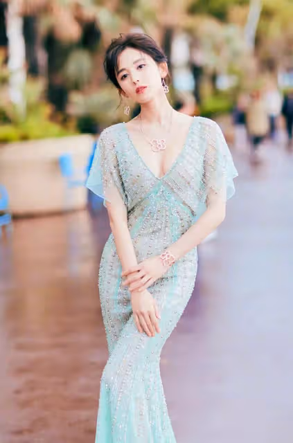 群星演繹人魚仙女裙,楊冪倪妮高級,迪麗熱巴甜美,卻不及她驚豔