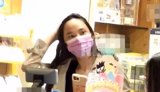 42歲吳佩慈帶兒女購物被拍！不化妝皮膚顯暗黃，一對兒女圓臉都像爸，網：看著好辛苦
