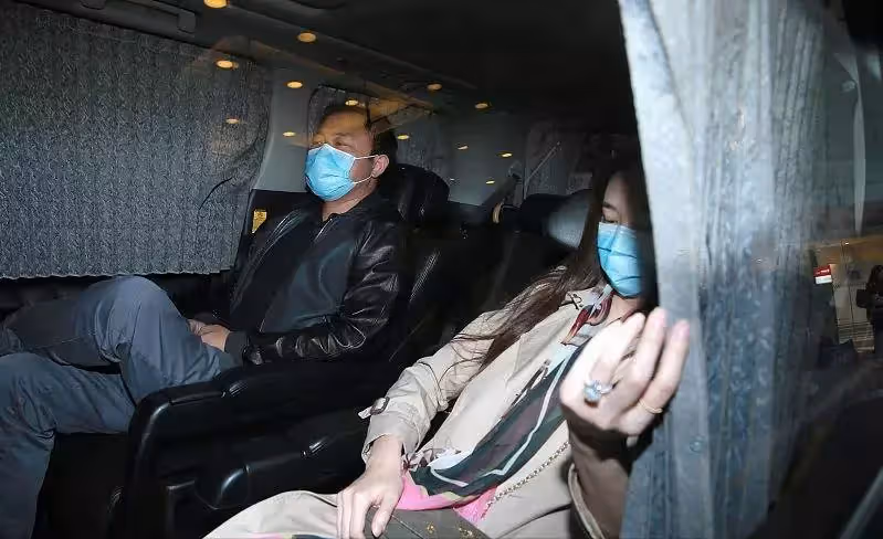 42歲吳佩慈帶兒女購物被拍！不化妝皮膚顯暗黃，一對兒女圓臉都像爸，網：看著好辛苦
