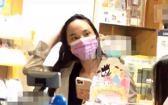 42歲吳佩慈帶兒女購物被拍！不化妝皮膚顯暗黃，一對兒女圓臉都像爸，網：看著好辛苦