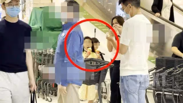 42歲吳佩慈帶兒女購物被拍!不化妝皮膚顯暗黃,一對兒女圓臉都像爸,網:看著好辛苦
