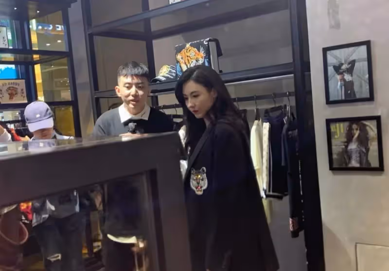 張柏芝近照造型翻車！髮際線後移臉油膩，臉下垂嚴重撞臉李嘉欣，穿黑蕾絲低胸裝身材好平，網：歲月不饒人！
