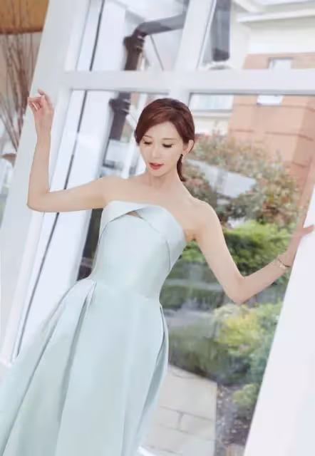 當30歲金晨撞上46歲林志玲,終於見識了已婚與未婚的差距有多大,網友:衣服一樣,但氣質真是學不來