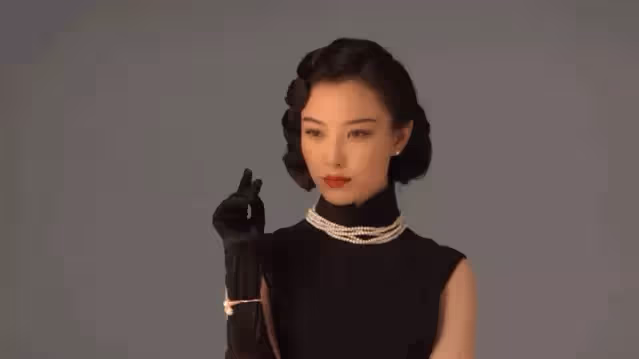 完美曲線、蛇精步伐，別人穿旗袍只是美，她們直接讓人移不開眼