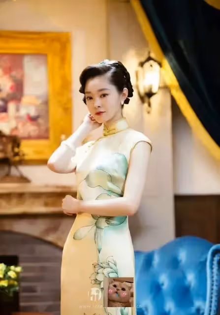 完美曲線、蛇精步伐,別人穿旗袍只是美,她們直接讓人移不開眼