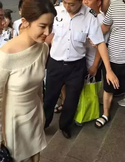 劉亦菲無修生圖曝光！一襲白裙露甜笑似仙女，身材微胖也難掩骨子美