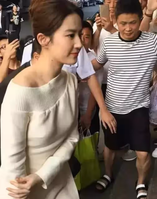劉亦菲無修生圖曝光！一襲白裙露甜笑似仙女，身材微胖也難掩骨子美