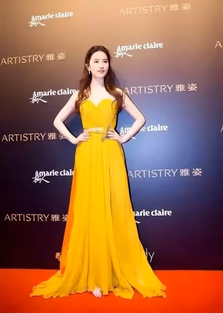 劉亦菲無修生圖曝光!一襲白裙露甜笑似仙女,身材微胖也難掩骨子美
