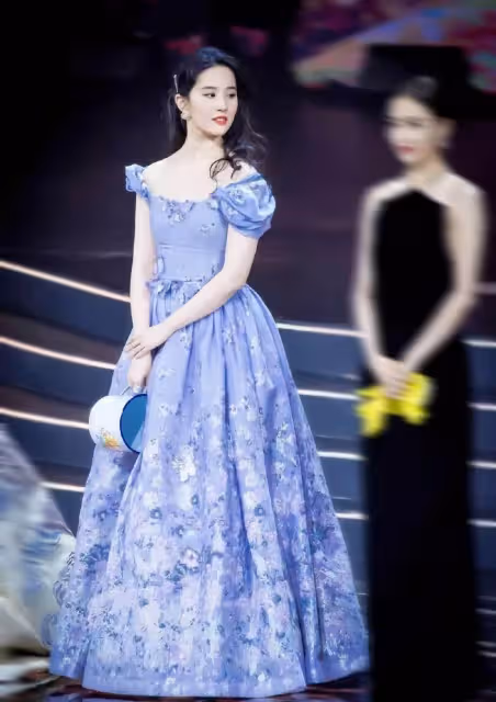 劉亦菲無修生圖曝光!一襲白裙露甜笑似仙女,身材微胖也難掩骨子美