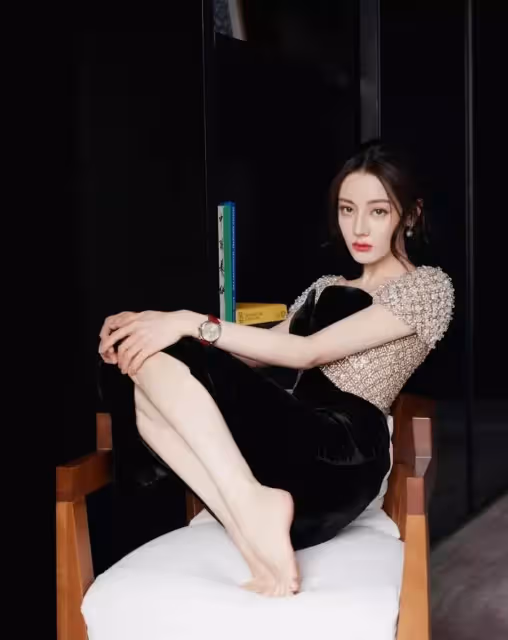 迪麗熱巴穿v領秀身材！光腳踩椅子上氣場大開，五官立體畫大紅唇美艷動人