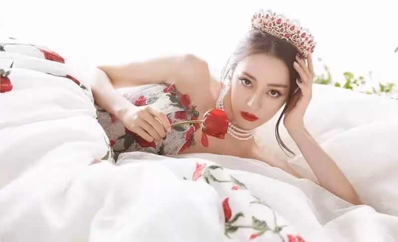 迪麗熱巴穿v領秀身材！光腳踩椅子上氣場大開，五官立體畫大紅唇美艷動人